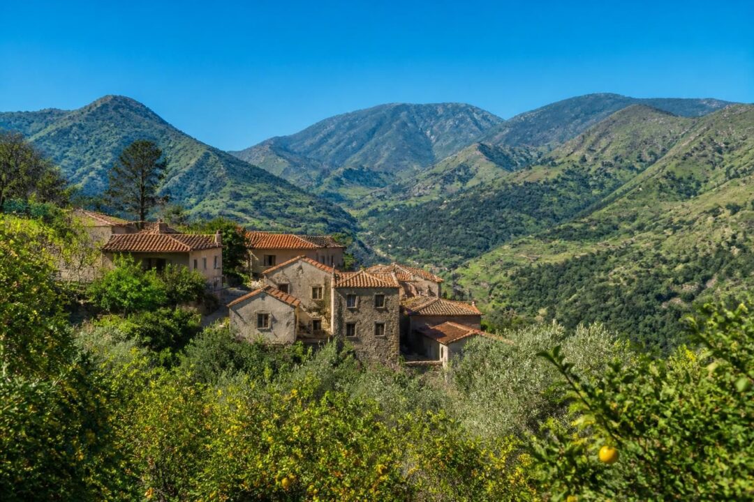 scopri cosa vedere vicino a reggio calabria con gite in giornata nell'entroterra, tra borghi caratteristici, paesaggi naturali e attrazioni culturali imperdibili.