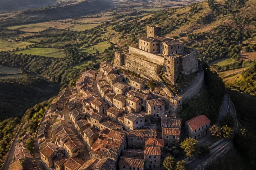scopri san giorgio morgeto: esplora il maestoso castello, il suggestivo borgo medievale e goditi la vista panoramica della piana dall'alto.
