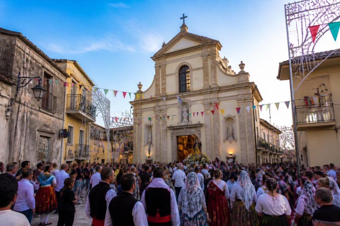 scopri sant'anna di laureana di borrello: la caratteristica frazione, la storica chiesa e la tradizionale festa celebrata il 26 luglio, un evento ricco di cultura e devozione.