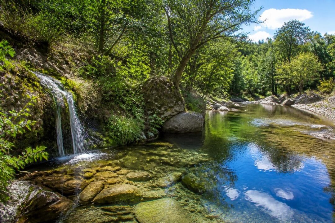 scopri i termini naturali di galatro: le affascinanti sorgenti libere e il suggestivo fiume metramo, un patrimonio naturale da esplorare e preservare.