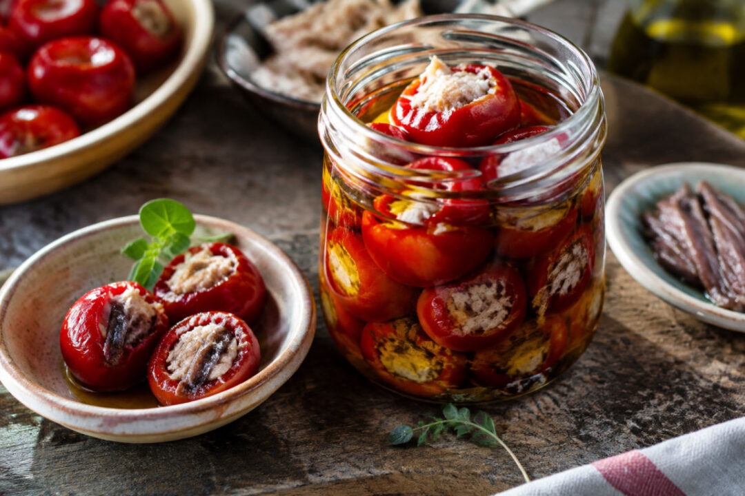 Barattolo di vetro con peperoncini ripieni sott'olio ricetta calabrese: tonno, alici e conservazione