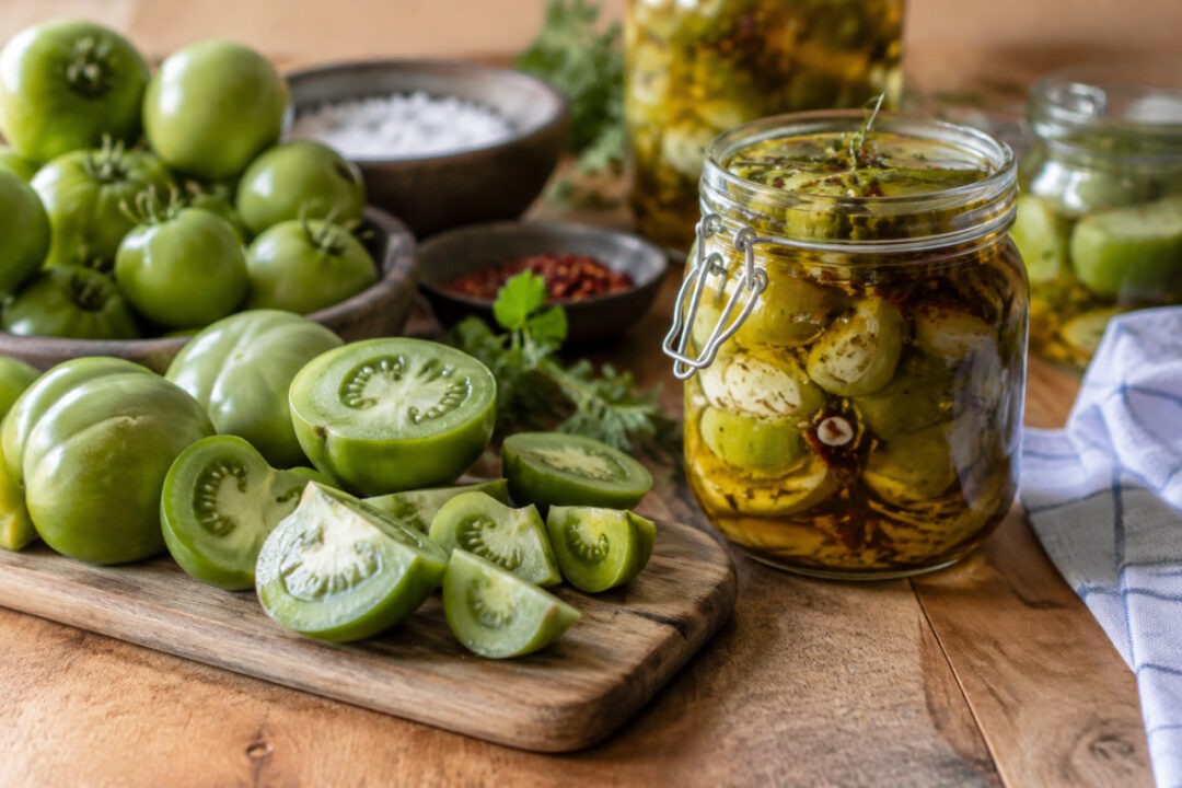 Pomodori verdi sott'olio ricetta calabrese: salamoia, asciugatura e invasettatura in barattoli di vetro