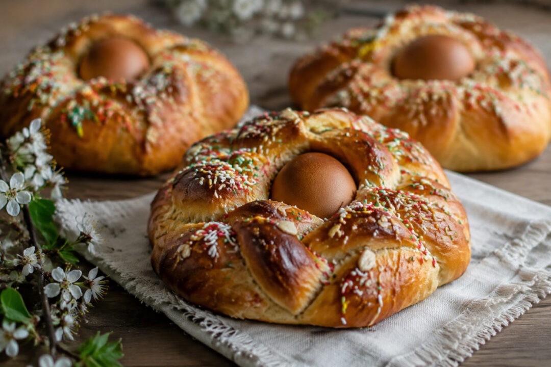 Uova sode intrecciate nelle ricette cuzzupe calabresi: l'impasto pasquale e le forme tradizionali
